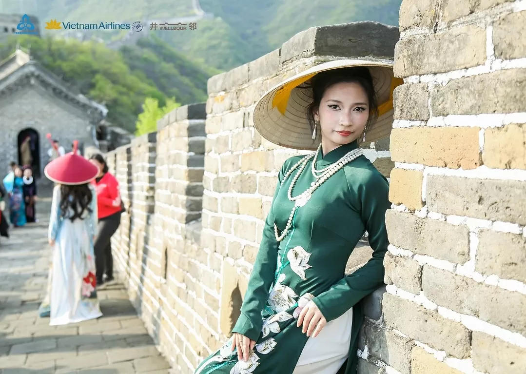 Áo dài Việt Phượng tung bay khoe sắc ở di sản nổi tiếng của Trung Quốc Áo dài Việt Phượng tung bay khoe sắc ở di sản nổi tiếng của Trung Quốc