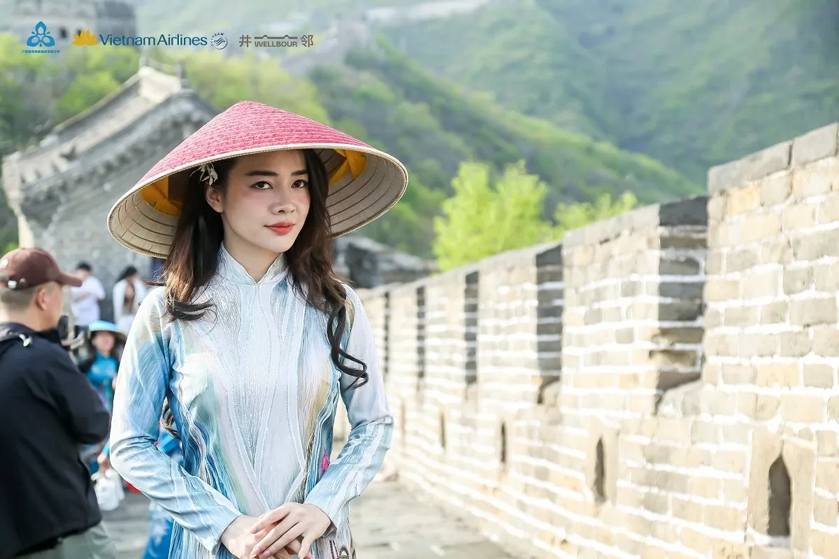Áo dài Việt Phượng tung bay khoe sắc ở di sản nổi tiếng của Trung Quốc Áo dài Việt Phượng tung bay khoe sắc ở di sản nổi tiếng của Trung Quốc