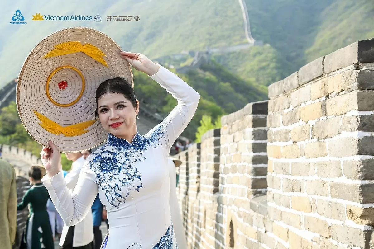 Áo dài Việt Phượng tung bay khoe sắc ở di sản nổi tiếng của Trung Quốc Áo dài Việt Phượng tung bay khoe sắc ở di sản nổi tiếng của Trung Quốc