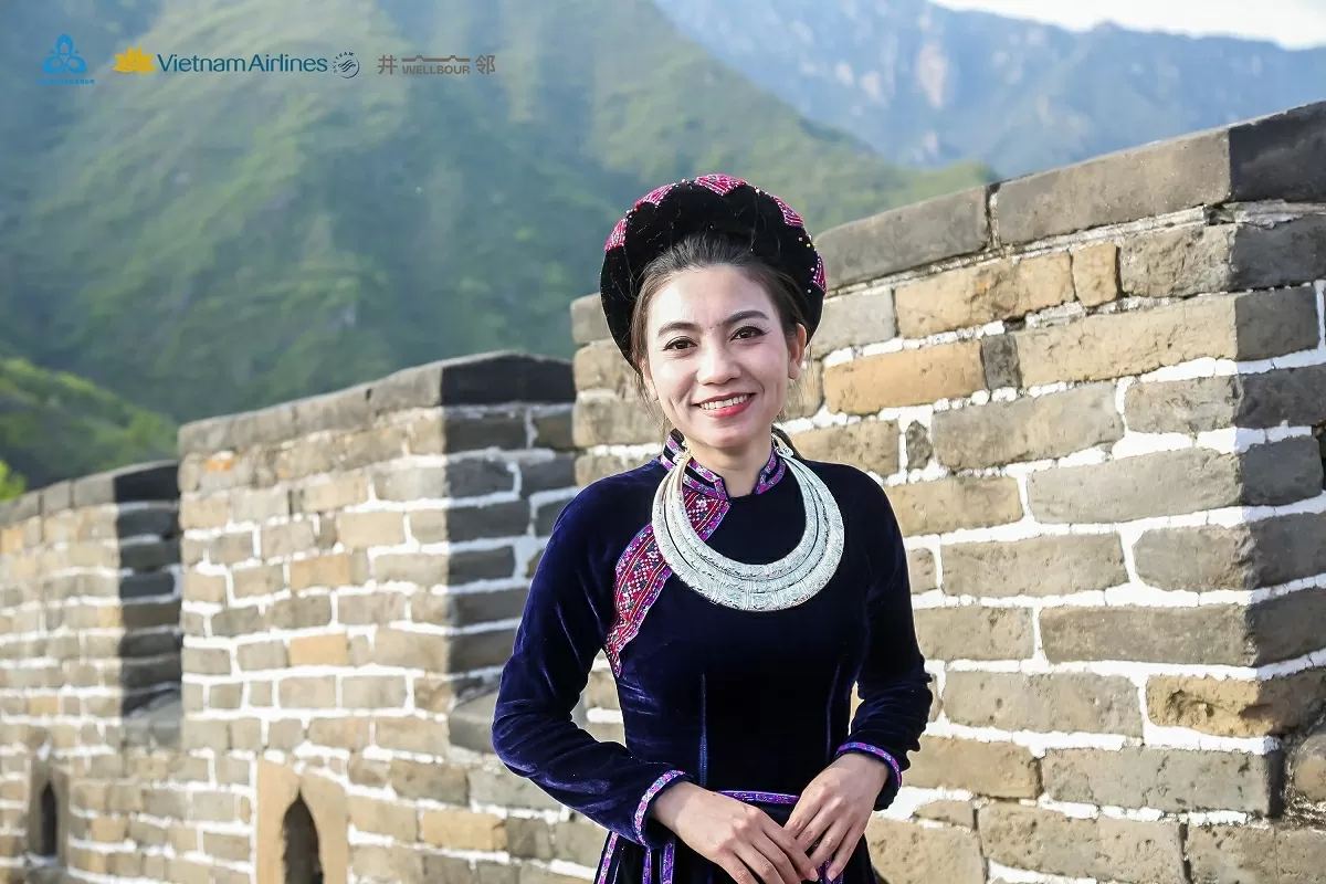 Áo dài Việt Phượng tung bay khoe sắc ở di sản nổi tiếng của Trung Quốc Áo dài Việt Phượng tung bay khoe sắc ở di sản nổi tiếng của Trung Quốc