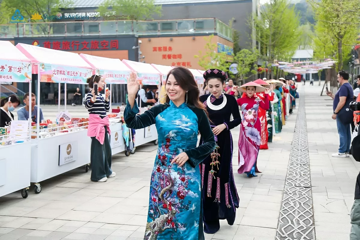 Áo dài Việt Phượng tung bay khoe sắc ở di sản nổi tiếng của Trung Quốc Áo dài Việt Phượng tung bay khoe sắc ở di sản nổi tiếng của Trung Quốc