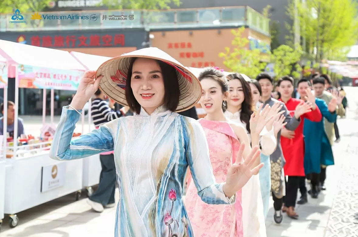 Áo dài Việt Phượng tung bay khoe sắc ở di sản nổi tiếng của Trung Quốc Áo dài Việt Phượng tung bay khoe sắc ở di sản nổi tiếng của Trung Quốc