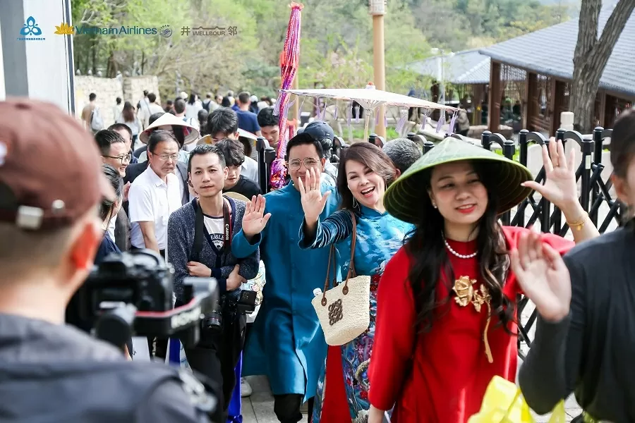 Áo dài Việt Phượng tung bay khoe sắc ở di sản nổi tiếng của Trung Quốc