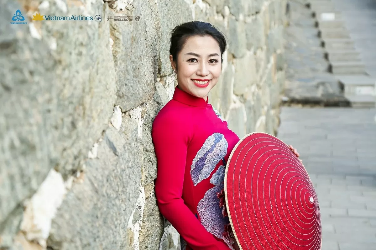 Áo dài Việt Phượng tung bay khoe sắc ở di sản nổi tiếng của Trung Quốc Áo dài Việt Phượng tung bay khoe sắc ở di sản nổi tiếng của Trung Quốc