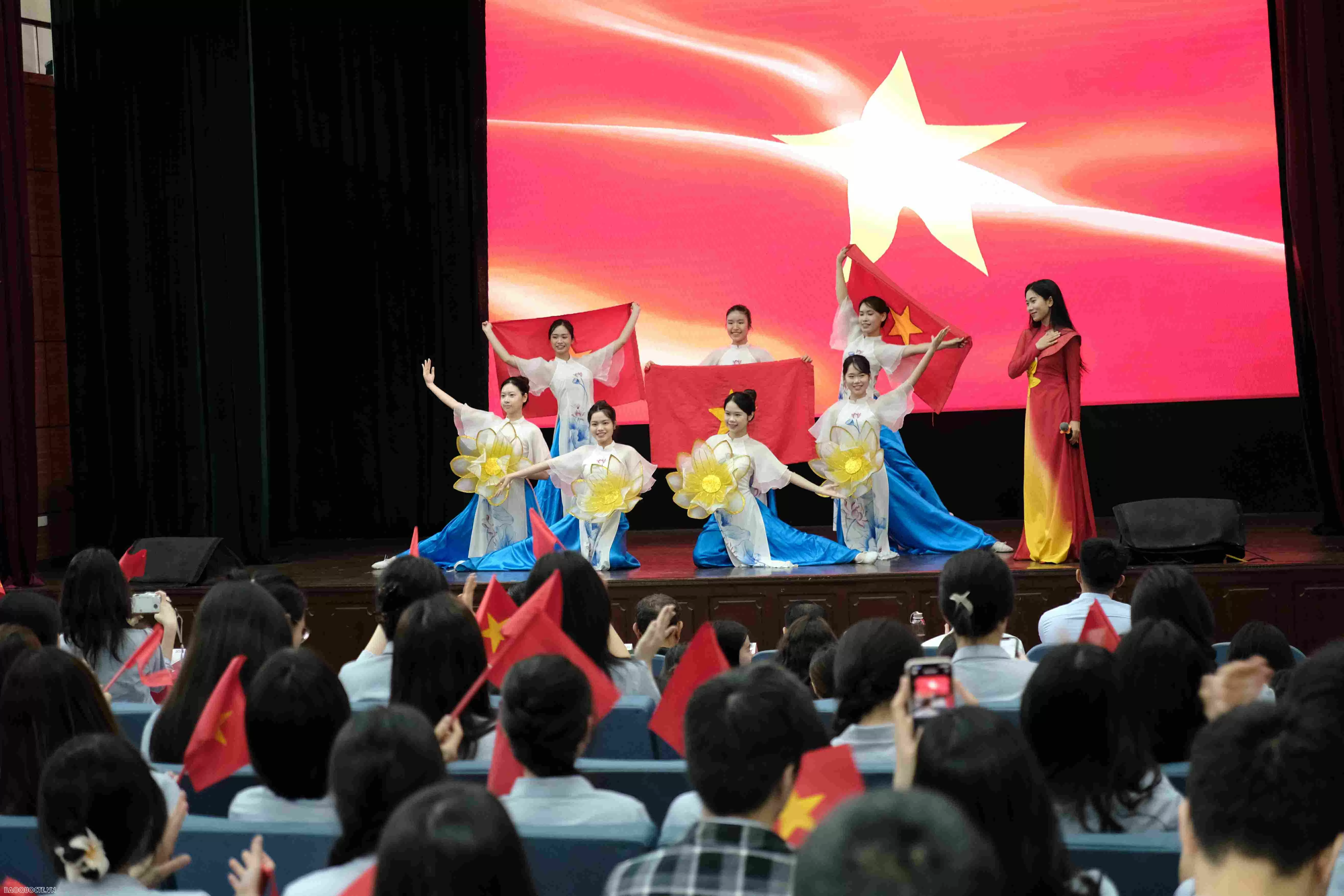 Khai mạc Triển lãm ‘50 năm thống nhất đất nước - Non sông liền một dải’