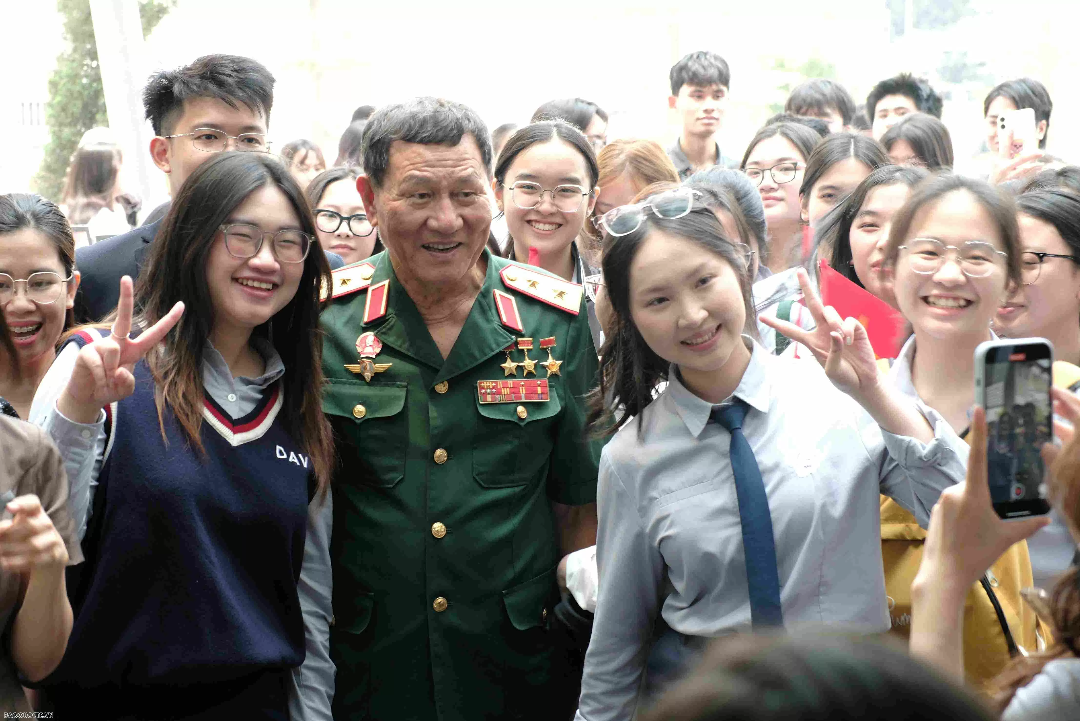 Khai mạc Triển lãm ‘50 năm thống nhất đất nước - Non sông liền một dải’