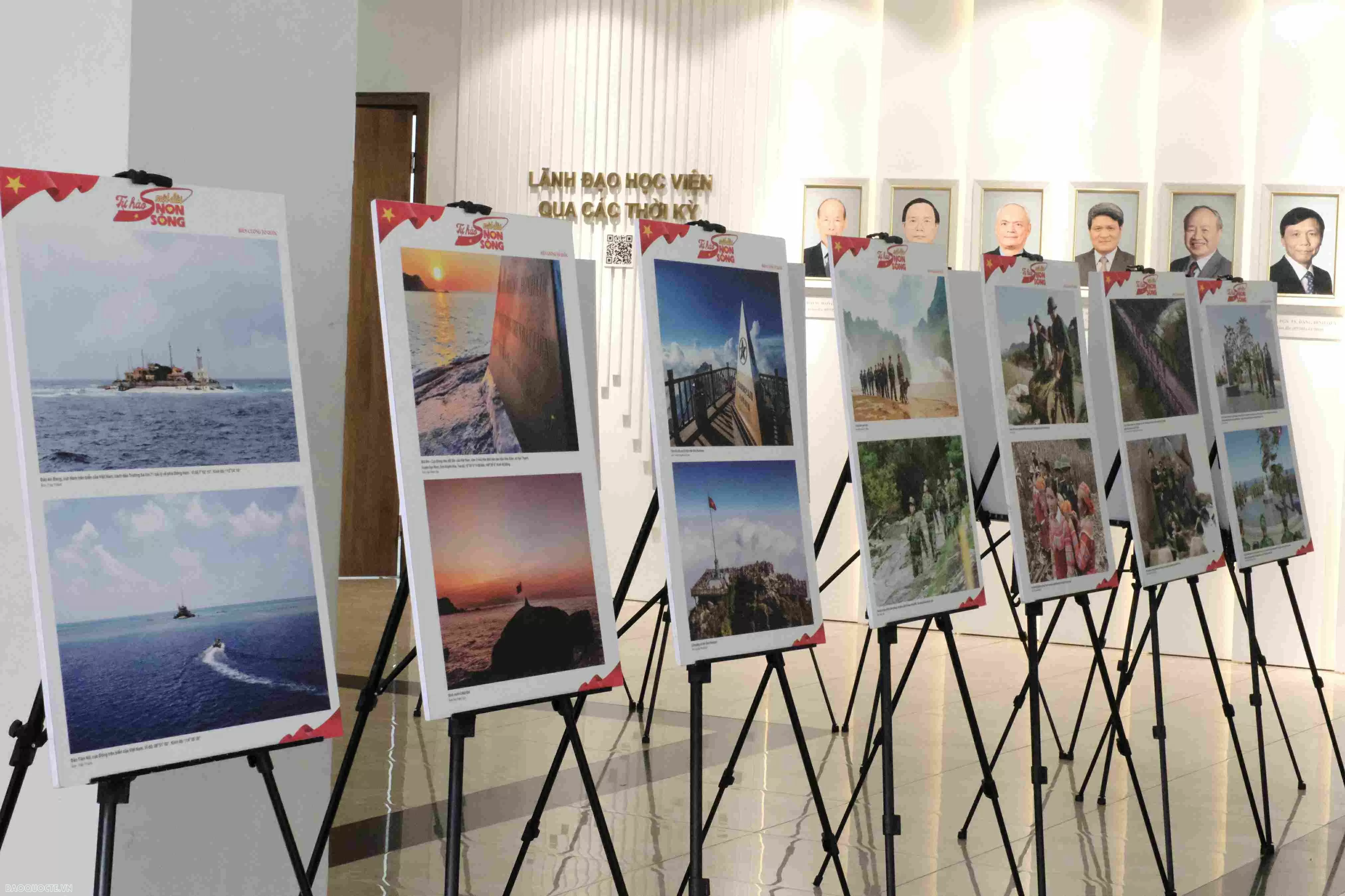 Khai mạc Triển lãm ‘50 năm thống nhất đất nước - Non sông liền một dải’