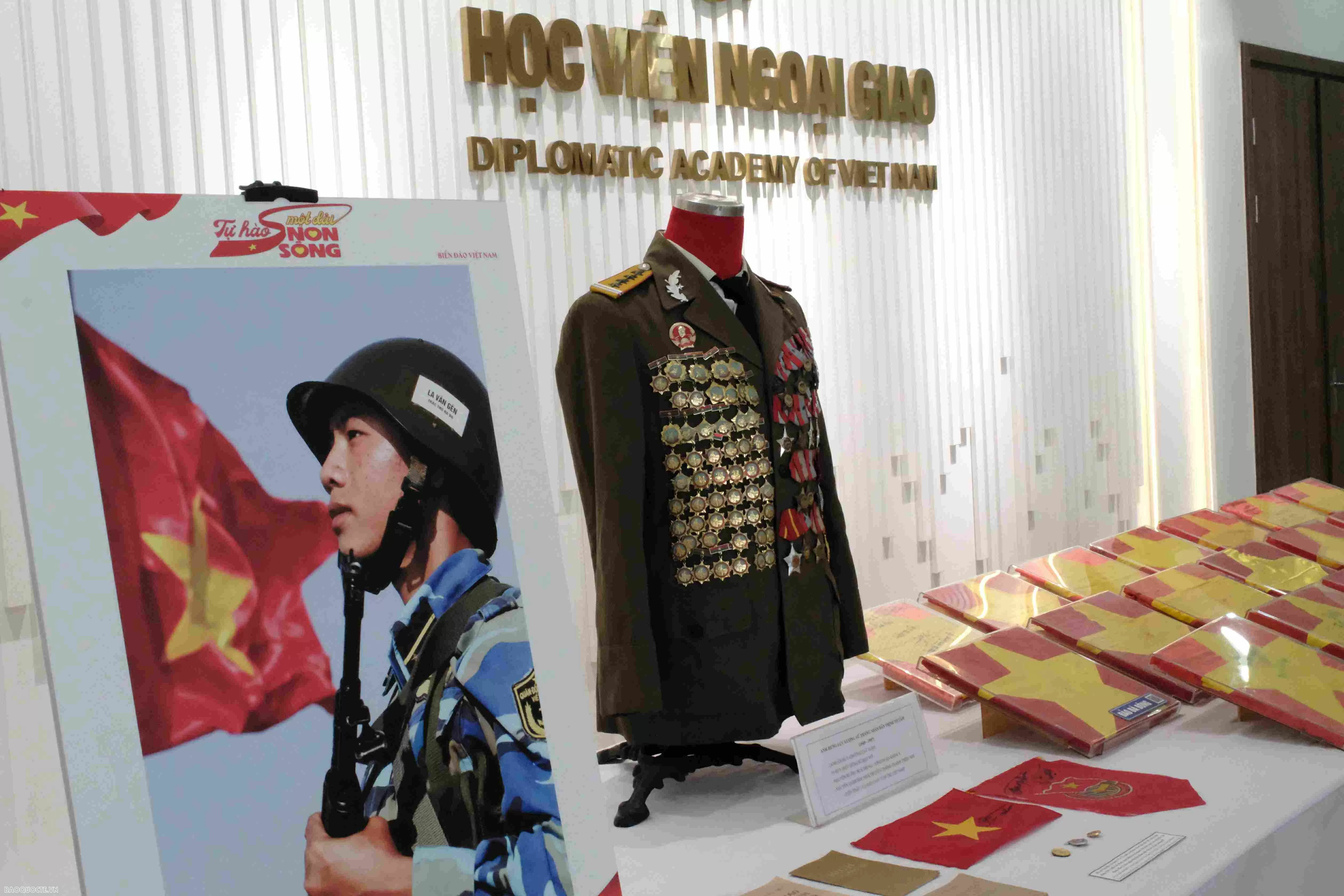 Khai mạc Triển lãm ‘50 năm thống nhất đất nước - Non sông liền một dải’