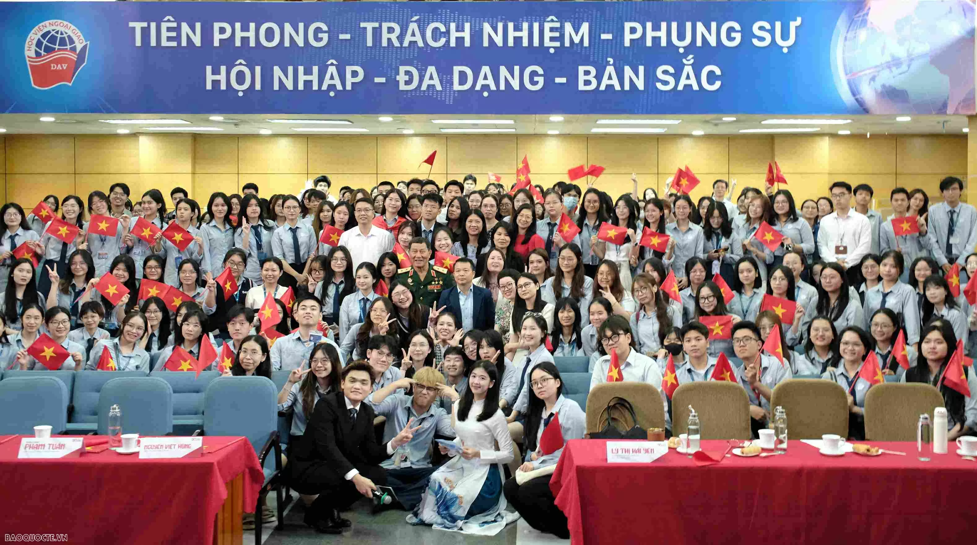 Khai mạc Triển lãm ‘50 năm thống nhất đất nước - Non sông liền một dải’