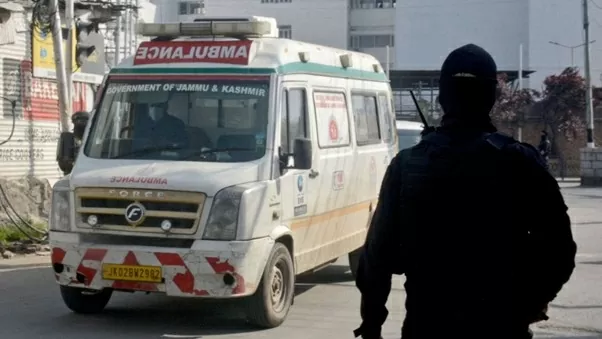 Xe cứu thương chở thi thể khách du lịch thiệt mạng trong vụ tấn công nghi do phiến quân thực hiện gần Pahalgam, ở Jammu và Kashmir do Ấn Độ kiểm soát, đến phòng điều khiển của cảnh sát ở Srinagar vào ngày 23/4/2025. (Nguồn: Reuters) Xe cứu thương chở thi thể khách du lịch thiệt mạng trong vụ tấn công nghi do phiến quân thực hiện gần Pahalgam, ở Jammu và Kashmir do Ấn Độ kiểm soát, đến phòng điều khiển của cảnh sát ở Srinagar vào ngày 23/4/2025. (Nguồn: Reuters)
