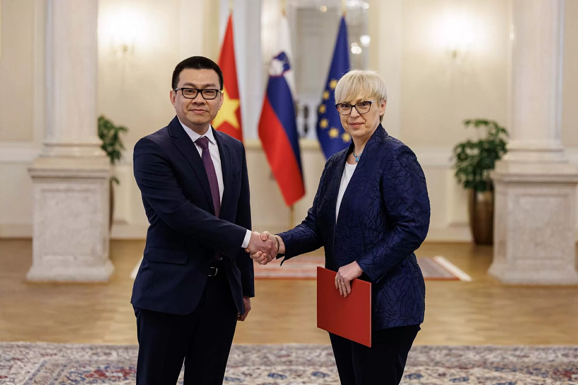 Đại sứ Vũ Lê Thái Hoàng trình Thư ủy nhiệm lên Tổng thống Slovenia Đại sứ Vũ Lê Thái Hoàng trình Thư ủy nhiệm lên Tổng thống Slovenia