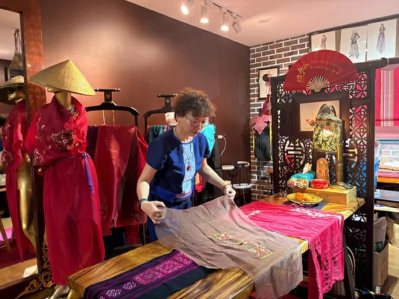 Nhà thiết kế Xuân Thu chia sẻ về ý nghĩa của Bộ sưu tập áo dài chào mừng sự kiện Giải phóng miền Nam, thống nhất đất nước Nhà thiết kế Xuân Thu chia sẻ về Bộ sưu tập áo dài chào mừng sự kiện giải phóng miền Nam, thống nhất đất nước