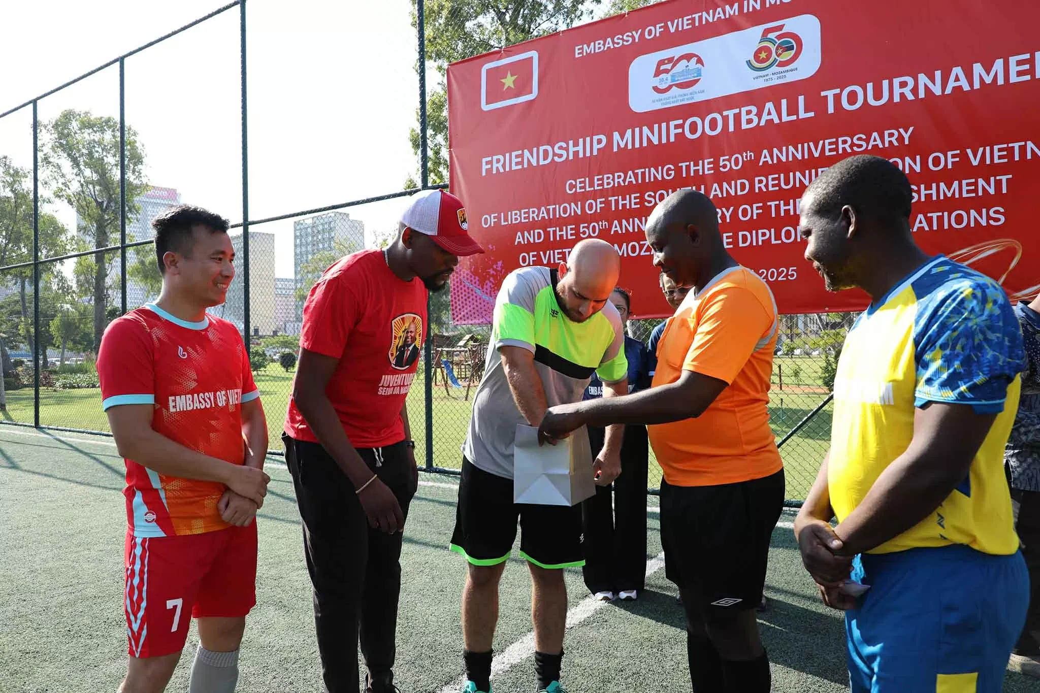 Đại sứ quán Việt Nam tại Mozambique tổ chức Giải bóng đá hữu nghị Đại sứ quán Việt Nam tại Mozambique tổ chức Giải bóng đá hữu nghị