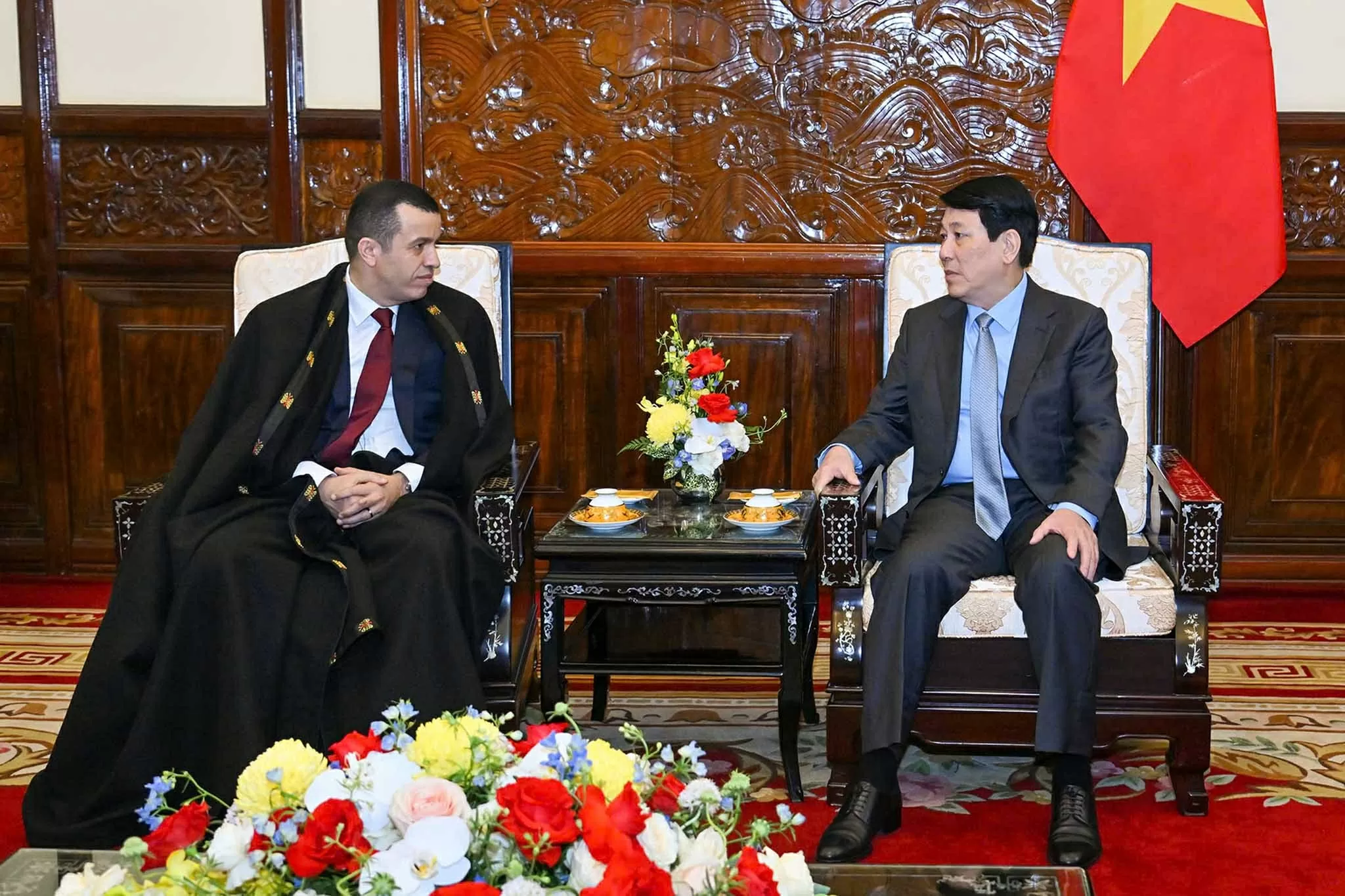 Chủ tịch nước Lương Cường tiếp Đại sứ Algeria tại Việt Nam Azeddine Bechka. (Nguồn: Báo Nhân dân) Chủ tịch nước Lương Cường tiếp Đại sứ Algeria tại Việt Nam Azeddine Bechka. (Nguồn: Báo Nhân dân)