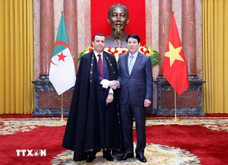 Chủ tịch nước Lương Cường tiếp Đại sứ Algeria tại Việt Nam Azeddine Bechka. (Nguồn: TTXVN) Chủ tịch nước Lương Cường tiếp Đại sứ Algeria tại Việt Nam Azeddine Bechka. (Nguồn: TTXVN)
