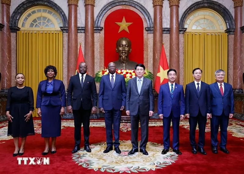 Chủ tịch nước Lương Cường với Đại sứ Angola tại Việt Nam Fernando Miguel và các đại biểu. (Nguồn: TTXVN)