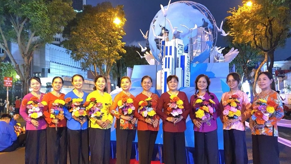 Kiều bào năm châu rộn ràng về nước chuẩn bị diễu hành mừng thống nhất đất nước