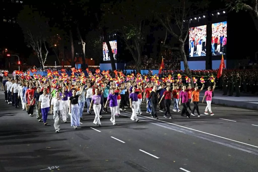 Kiều bào năm châu rộn ràng về nước chuẩn bị diễu hành mừng thống nhất đất nước