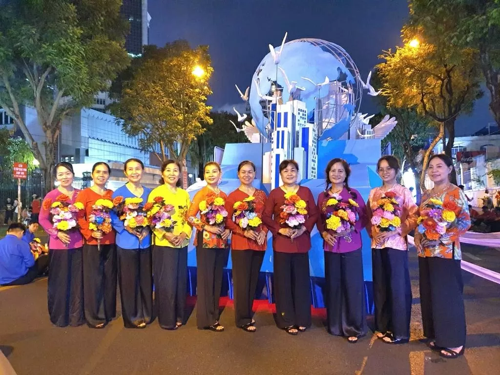 Kiều bào năm châu rộn ràng về nước chuẩn bị diễu hành mừng thống nhất đất nước