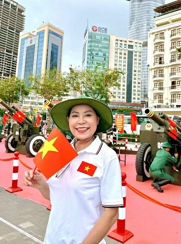 Kiều bào năm châu rộn ràng về nước chuẩn bị diễu hành mừng thống nhất đất nước