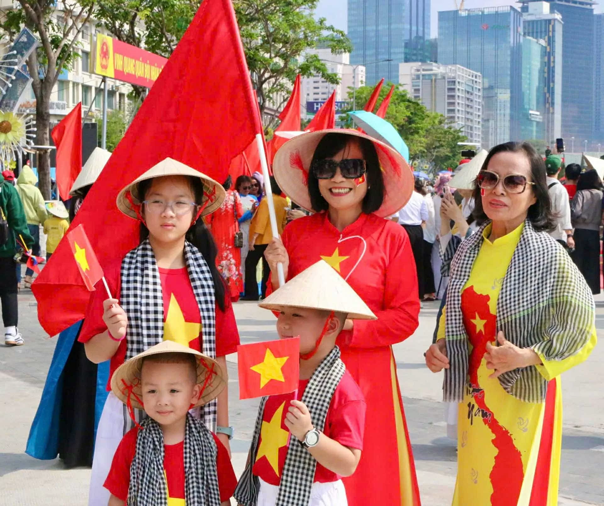 Những ngày cận kề đại lễ 30/4, áo dài, khăn rằn, nón lá và mũ tai bèo xuất hiện khắp các ngả đường, góc phố thành phố mang tên Bác. (Ảnh: Quỳnh Nhi)