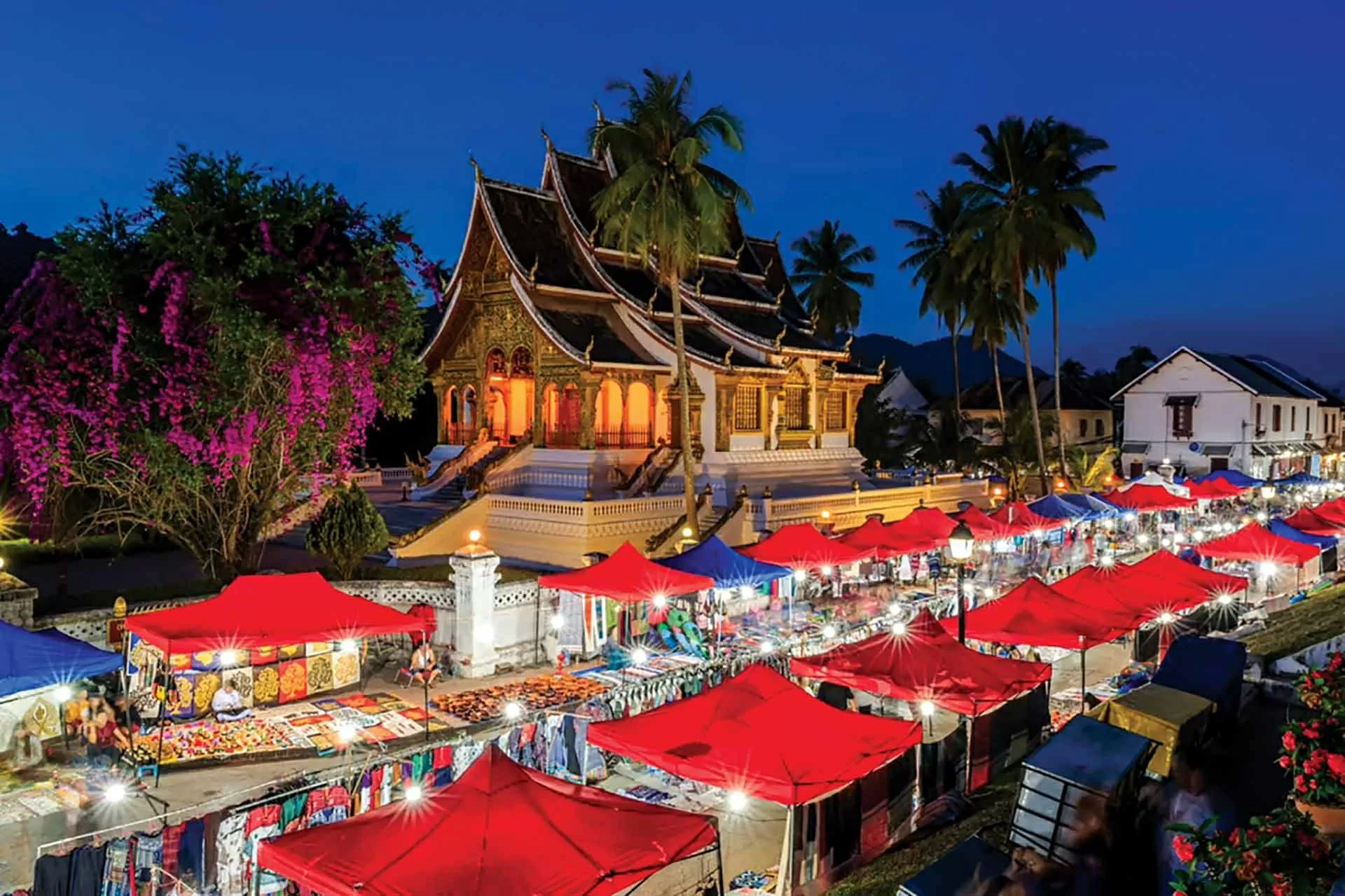 Chợ đêm trên đường Sisavangvong, phía sau là đền Haw Pha Bang. (Nguồn: Getty Images)