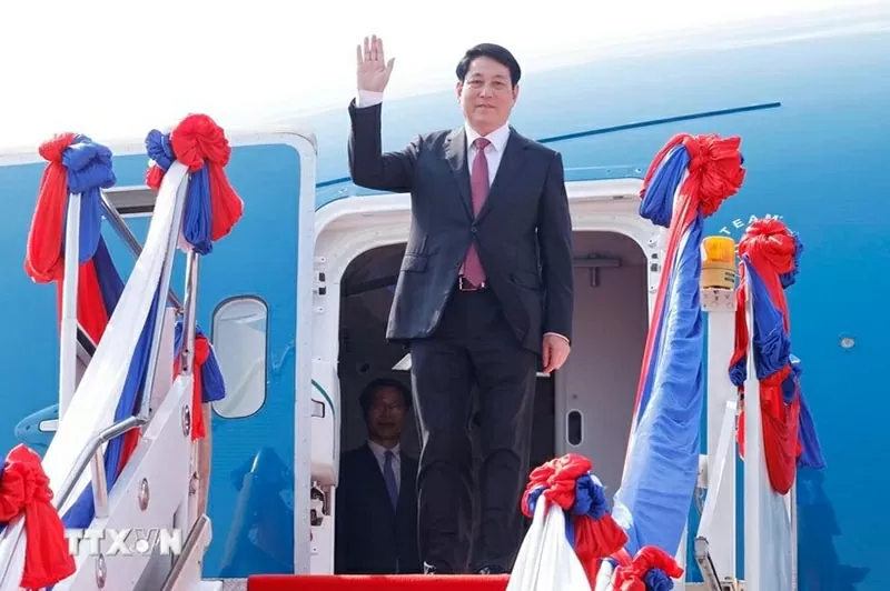 Chủ tịch nước Lương Cường đến Vientiane, bắt đầu chuyến thăm cấp Nhà nước đến Lào