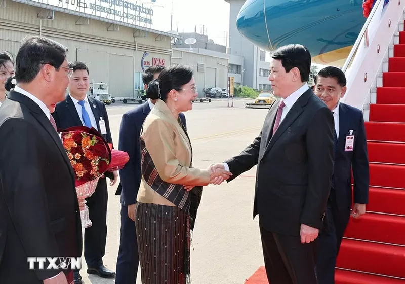 Chủ tịch nước Lương Cường đến Vientiane, bắt đầu chuyến thăm cấp Nhà nước đến Lào