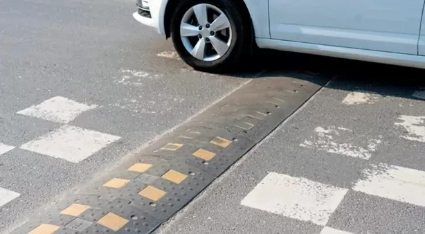 Mẹo lái xe ô tô đi qua gờ giảm tốc một cách nhẹ nhàng và tiết kiệm nhiên liệu