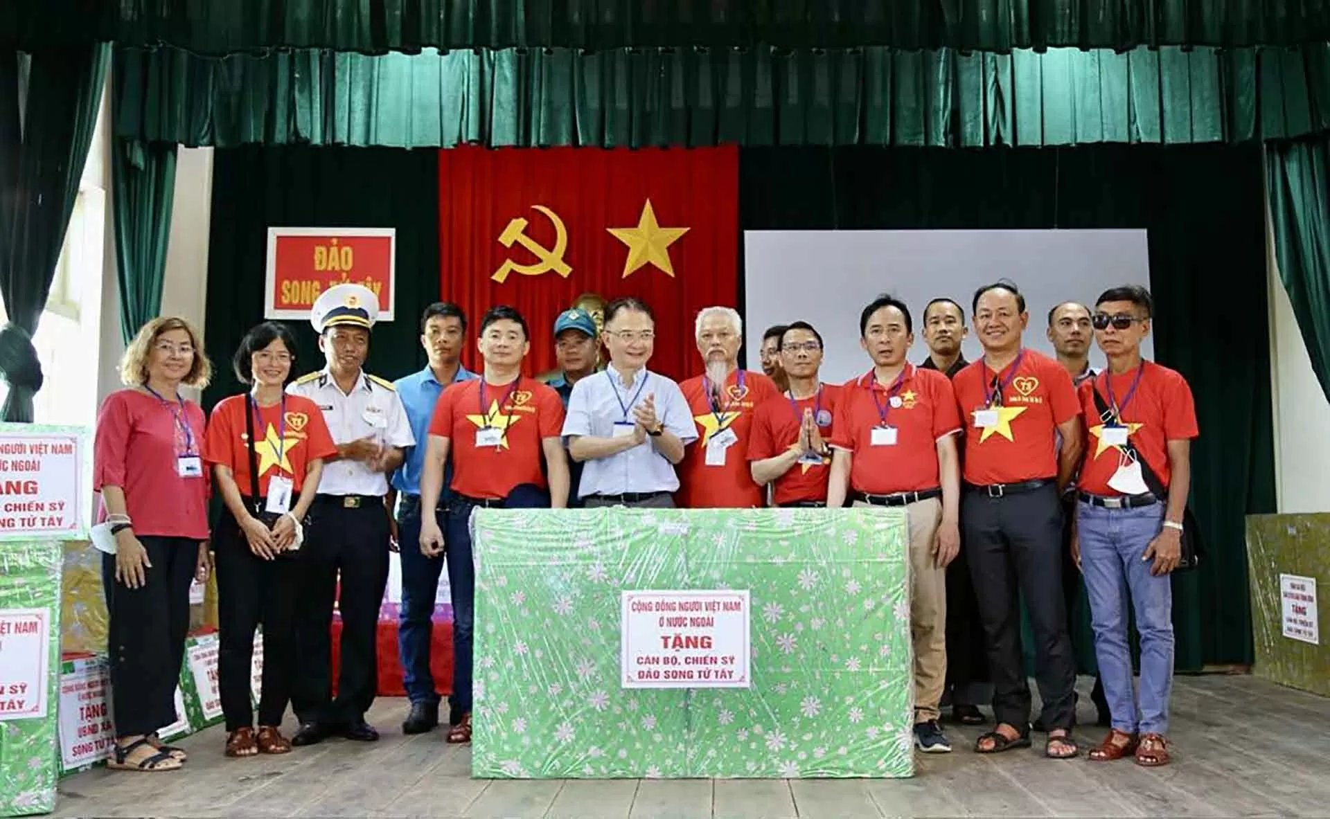 Hành trình nhìn Tổ quốc từ hai phía Hành trình nhìn Tổ quốc từ hai phía