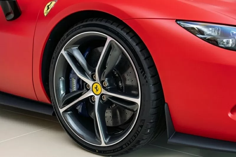 Ferrari 296 GTS được trang bị bộ mâm đa chấu hai tông màu kích thước 20 inch ở phía trước Ferrari 296 GTS được trang bị bộ mâm đa chấu hai tông màu kích thước 20 inch ở phía trước