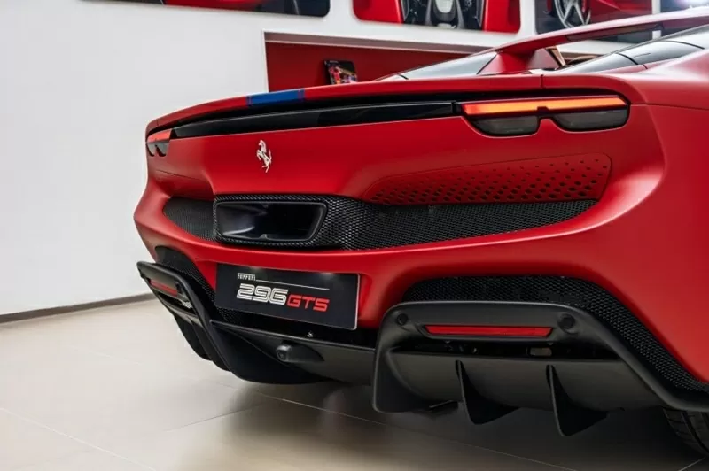 Cụm ống xả đặt giữa đầy chất Cận cảnh chiếc Ferrari 296 GTS độc nhất vừa về Việt Nam, mạnh hơn 800 mã lực