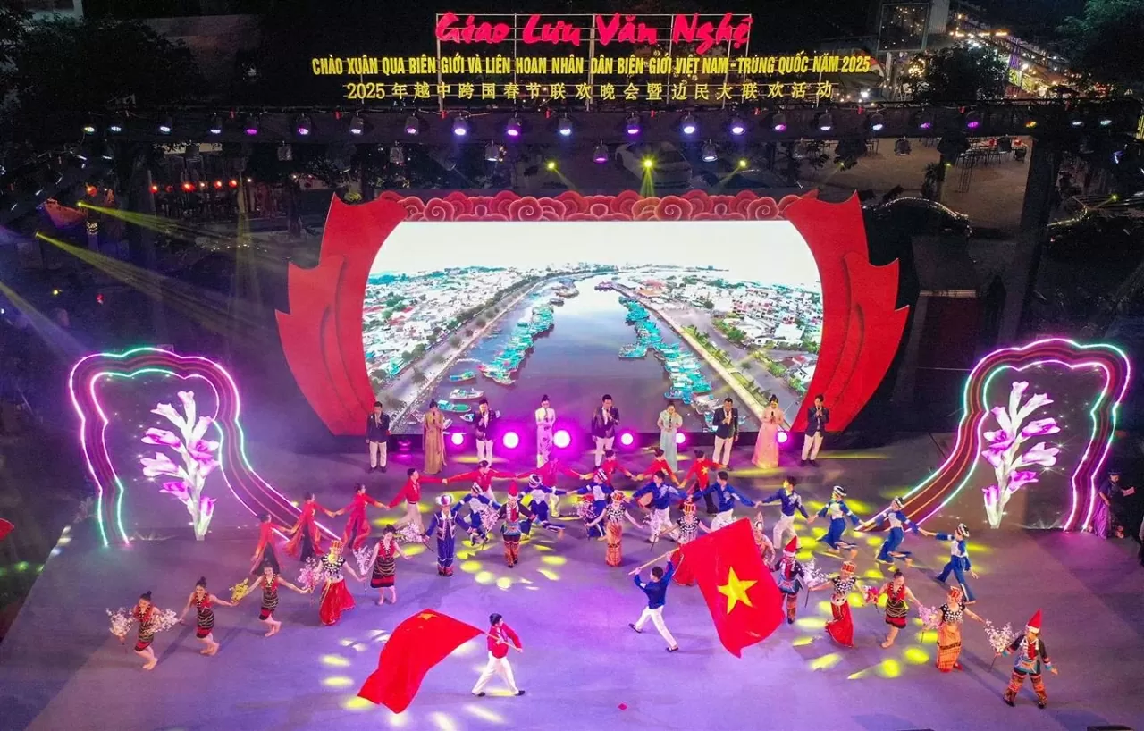 Chương trình Giao lưu văn nghệ chào Xuân qua biên giới và Liên hoan nhân dân biên giới Việt Nam – Trung Quốc năm 2025 tại Quảng trường Đinh Lễ, thành phố Lào Cai, tỉnh Lào Cai, ngày 16/1/2025. (Nguồn: vietnam.vn)