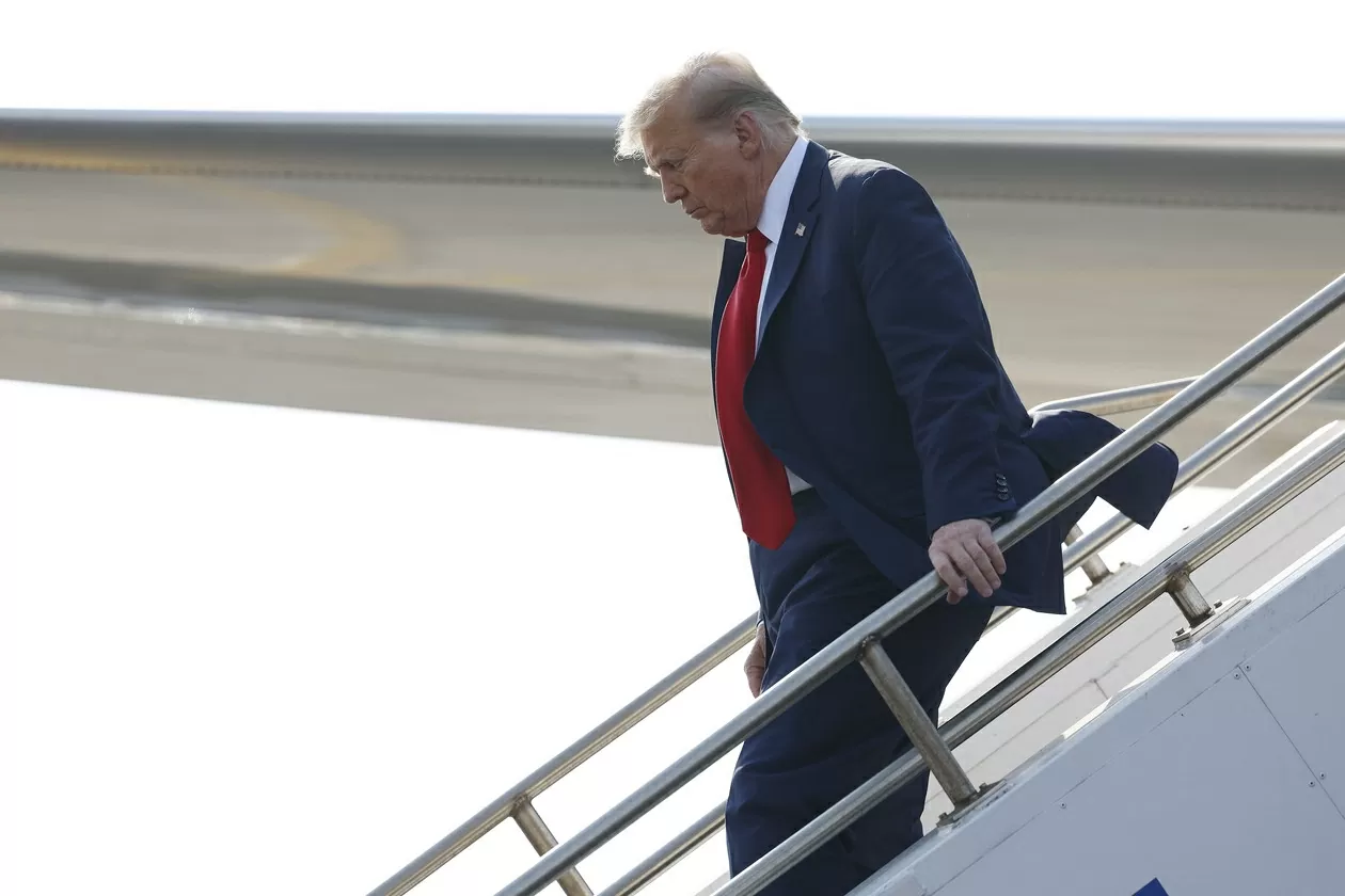 Tổng thống Mỹ Donald Trump bước xuống máy bay tại Sân bay quốc tế Philadelphia vào ngày 22 tháng 6 năm 2024, tại Philadelphia, Pennsylvania. (Nguồn: Getty Images) Tổng thống Mỹ Donald Trump bước xuống máy bay tại Sân bay quốc tế Philadelphia vào ngày 22 tháng 6 năm 2024, tại Philadelphia, Pennsylvania. (Nguồn: Getty Images)