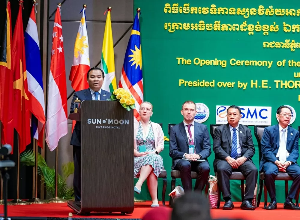 Bộ trưởng Bộ Tài nguyên nước và khí tượng Campuchia Thor Chetha phát biểu khai mạc Diễn đàn triển vọng khí hậu ASEAN lần thứ 24 ngày 24/4/2025. (Nguồn: CPP)