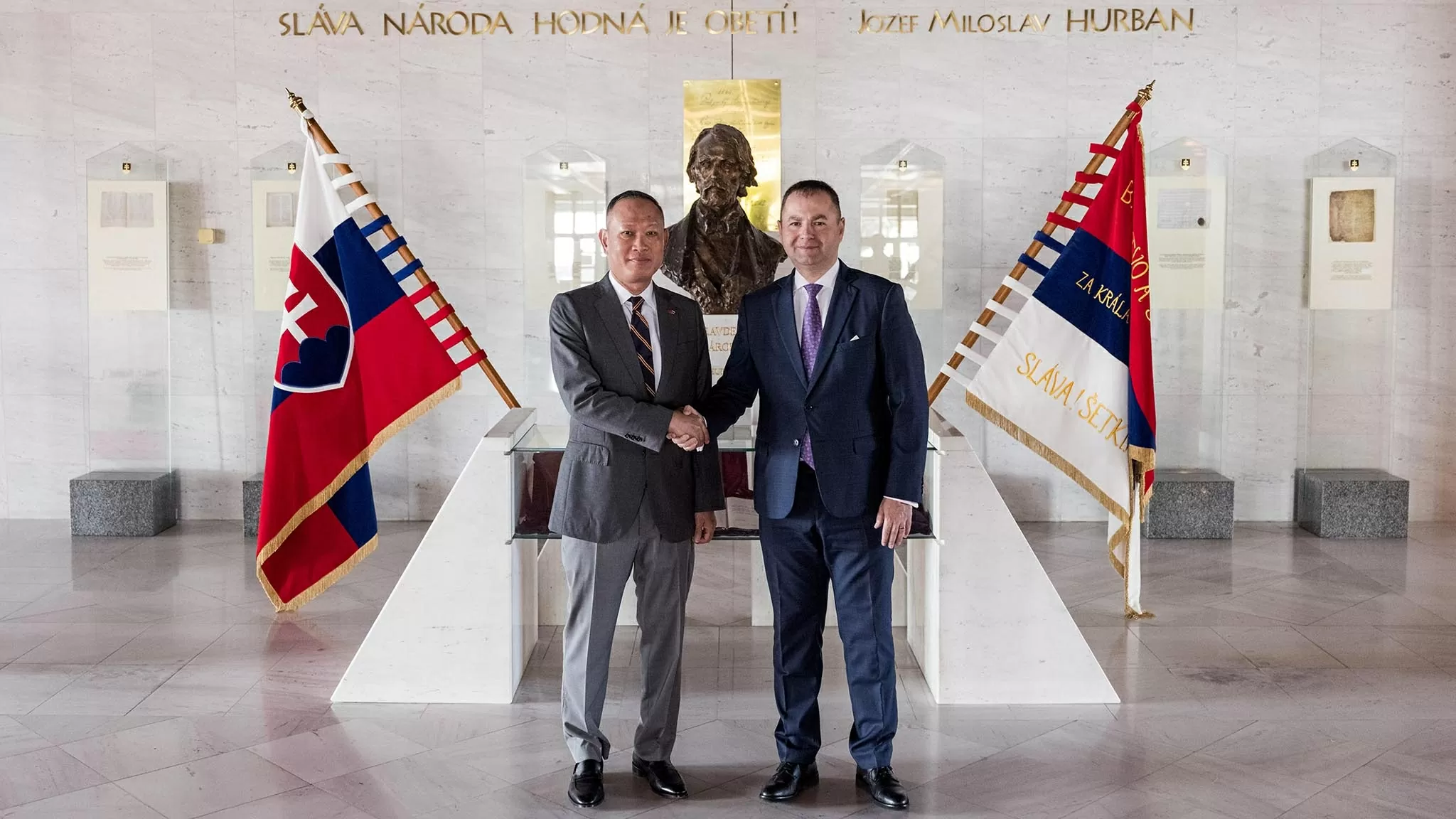 Đại sứ Phạm Trường Giang và Chủ nhiệm Ủy ban Đối ngoại Quốc hội Slovakia Marian Kery. Đại sứ Phạm Trường Giang và Chủ nhiệm Ủy ban Đối ngoại Quốc hội Slovakia Marian Kery.