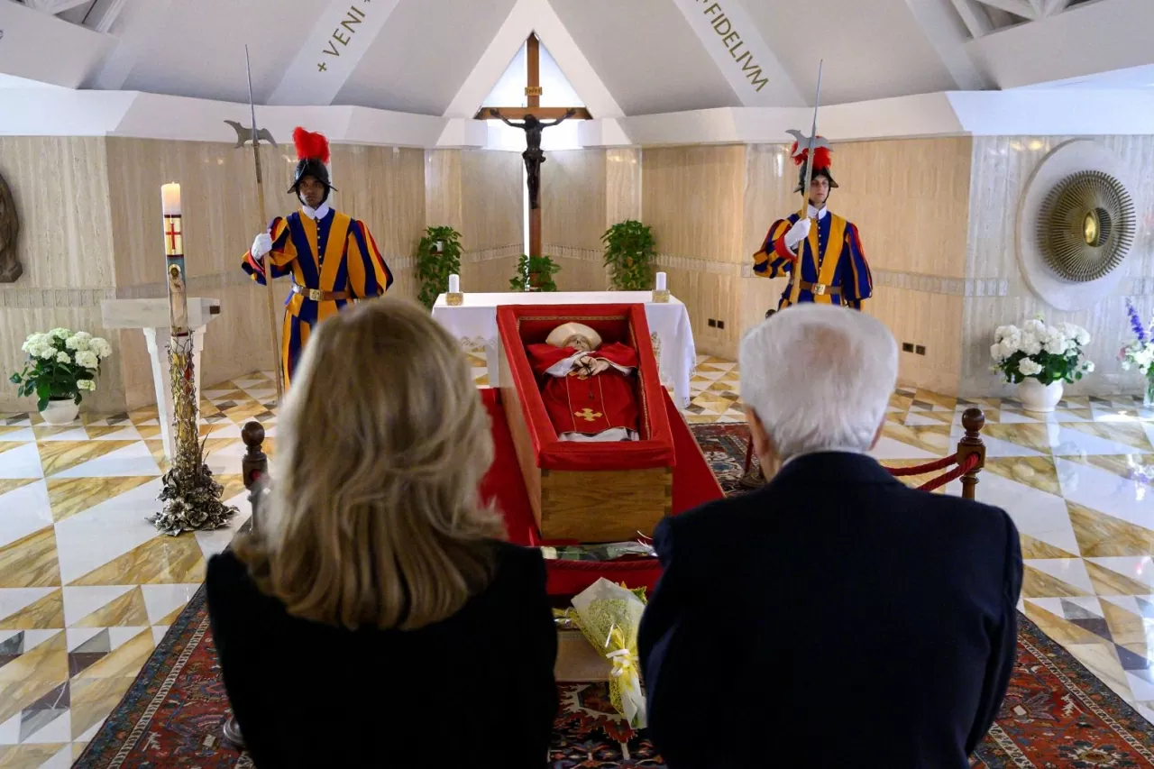 Tổng thống Italy Sergio Mattarella ngày 22/4 cũng đã tới và bày tỏ sự kính trọng với Giáo hoàng Francis. Đức Giáo hoàng được quàn tại Casa Santa Marta, nơi Ngài đã sinh sống trong suốt nhiệm kỳ Giáo hoàng của mình. (Nguồn: Reuters)