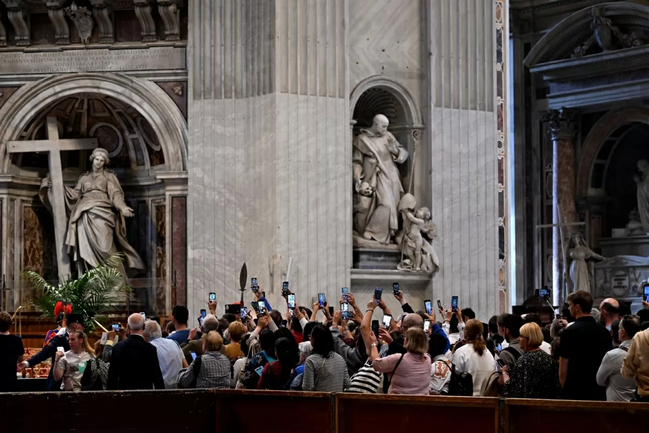 Người dân giơ điện thoại lên khi đến viếng thi hài Đức Giáo hoàng tại Vương cung Thánh đường Thánh Peter. (Nguồn: CNN)