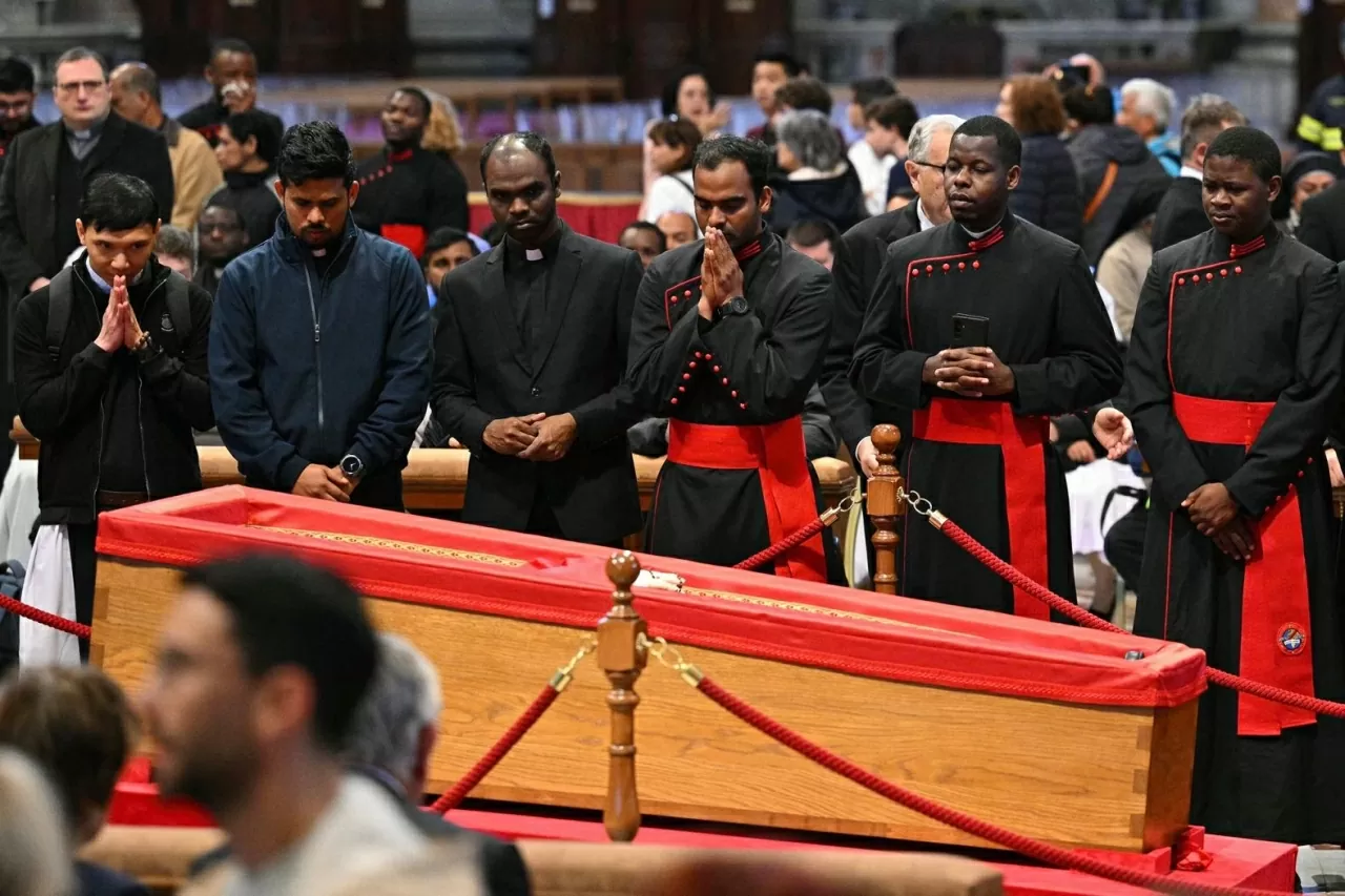 Các tín hữu đến dâng lời cầu nguyện và tiễn biệt. (Nguồn: AFP)
