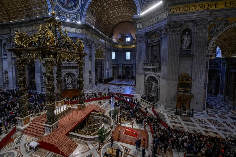 Người dân đến viếng và bày tỏ lòng thành kính với linh cữu của Đức Giáo hoàng Francis tại Đền thờ Thánh Peter ở Vatican vào ngày 24/4. Thi hài của Giáo hoàng sẽ được quàn tại đây trong ba ngày để các tín hữu đến tiễn biệt. (Nguồn: Getty)