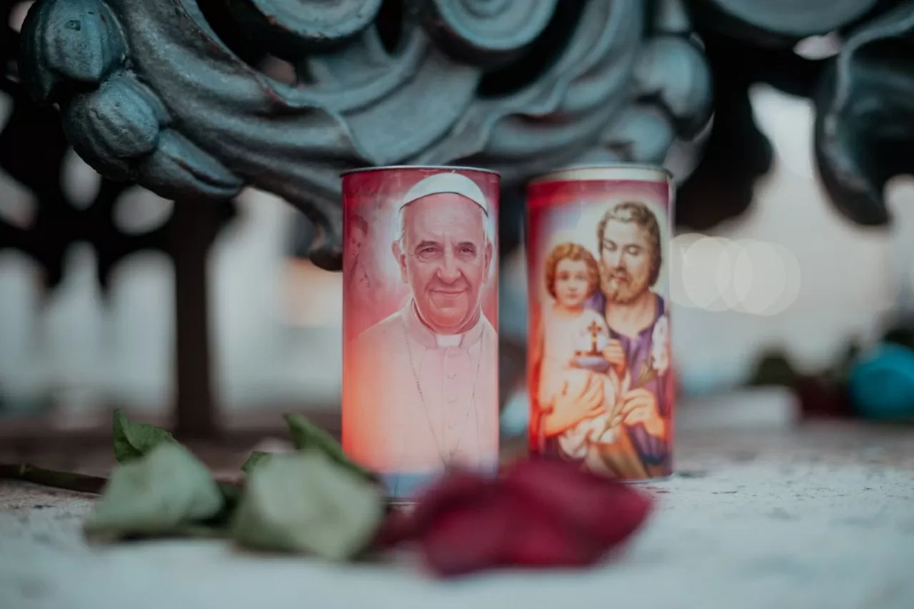 Trước đó, Vatican đã công bố di chúc của Giáo hoàng Francis, trong đó Ngài bày tỏ mong muốn được yên nghỉ tại Đền thờ Đức Bà Cả ở Rome, thay vì Đền thờ Thánh Peter như các vị tiền nhiệm. Nhà lãnh đạo tinh hình Giáo hội Công giáo muốn được an táng dưới lòng đất, “không trang trí đặc biệt”, chỉ để lại cho nhân thế một cái tên bằng tiếng Latin trên bia đá: Franciscus. (Nguồn: CNN)