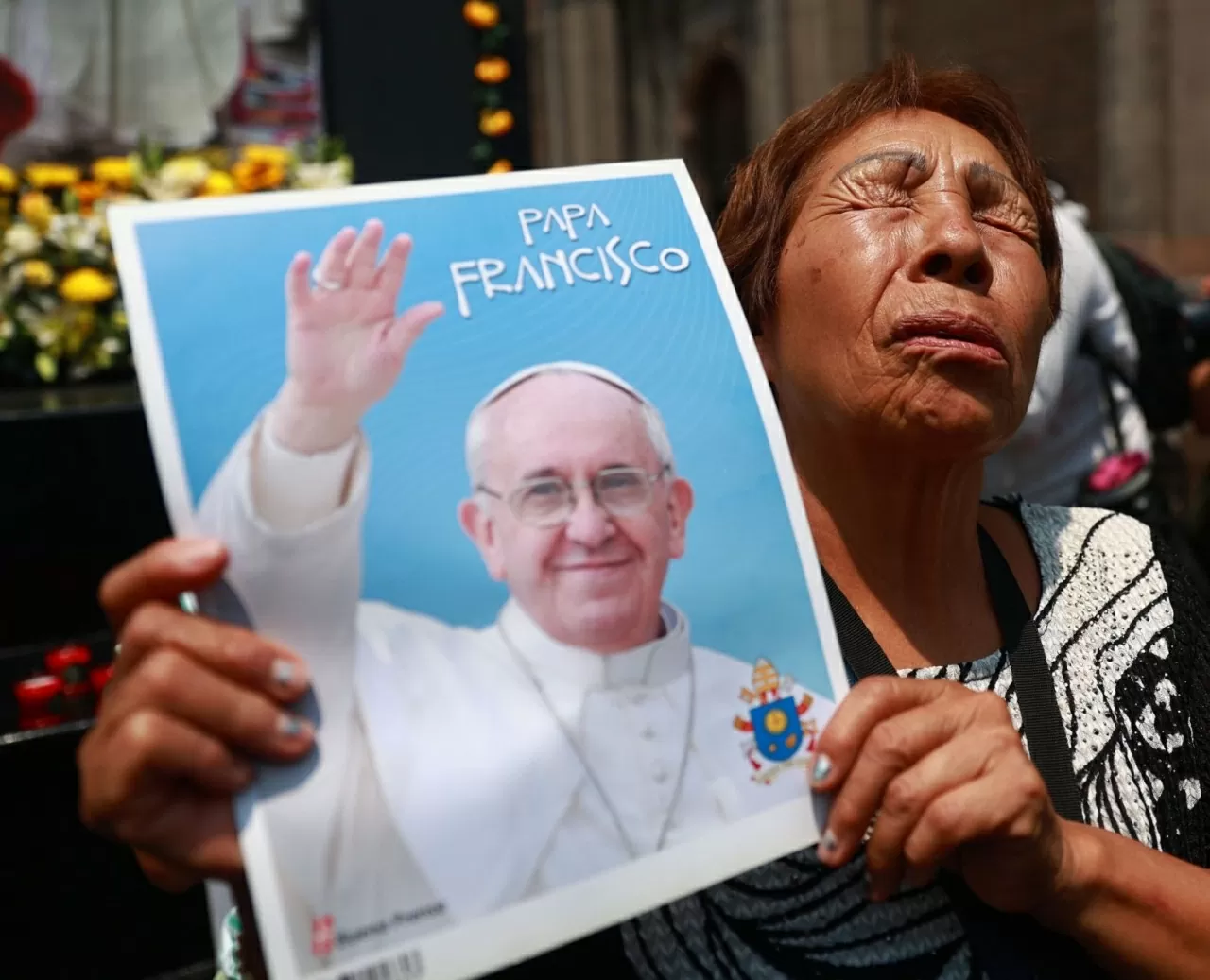 Một người phụ nữ cầm bức ảnh của Đức Giáo hoàng sau Thánh lễ tại Vương cung Thánh đường Guadalupe ở Mexico City. (Nguồn: Reuters)