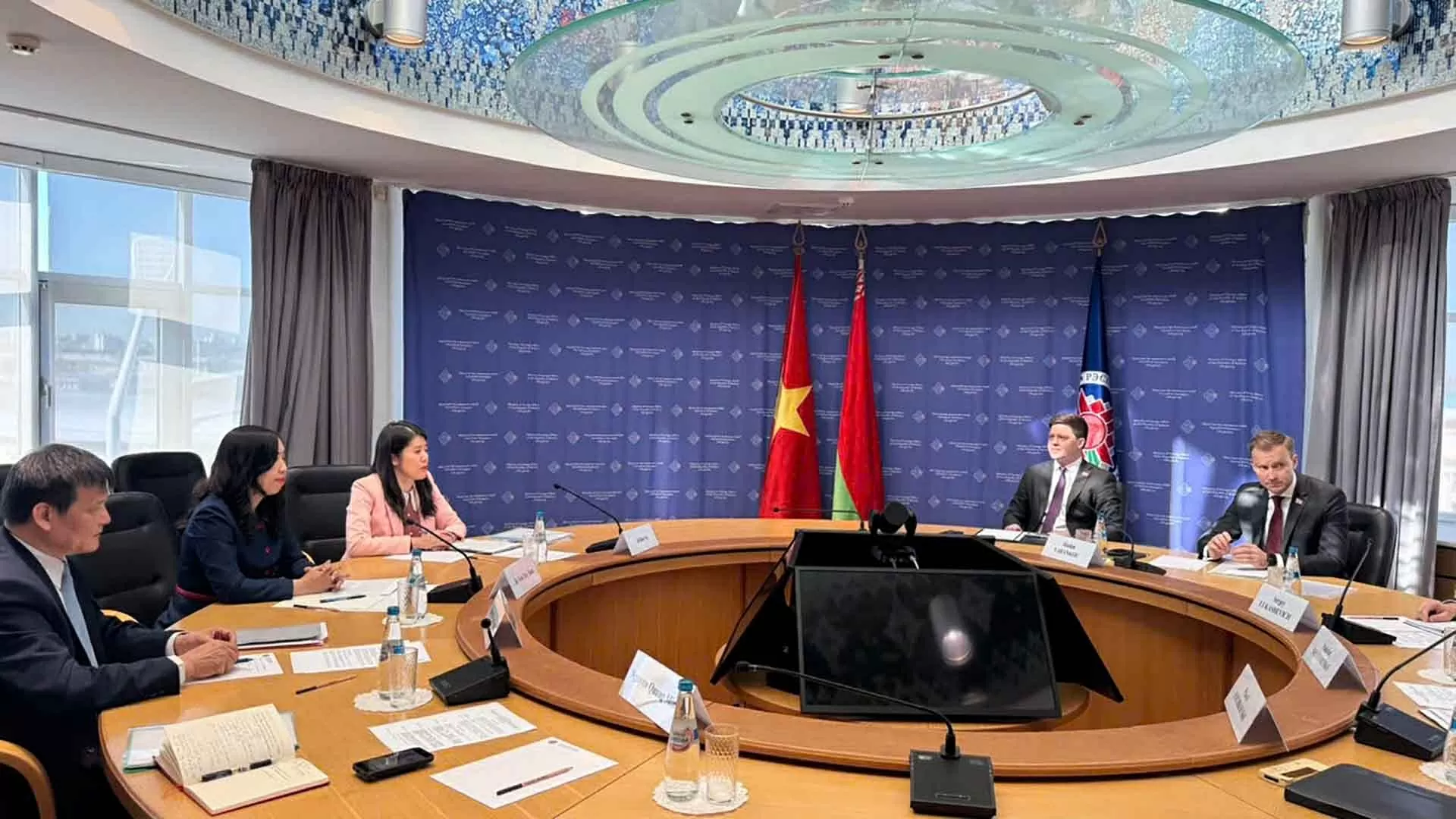 Thứ trưởng Ngoại giao Lê Thị Thu Hằng thăm Belarus, đồng chủ trì Tham vấn chính trị Thứ trưởng Ngoại giao Lê Thị Thu Hằng thăm Belarus, đồng chủ trì Tham vấn chính trị