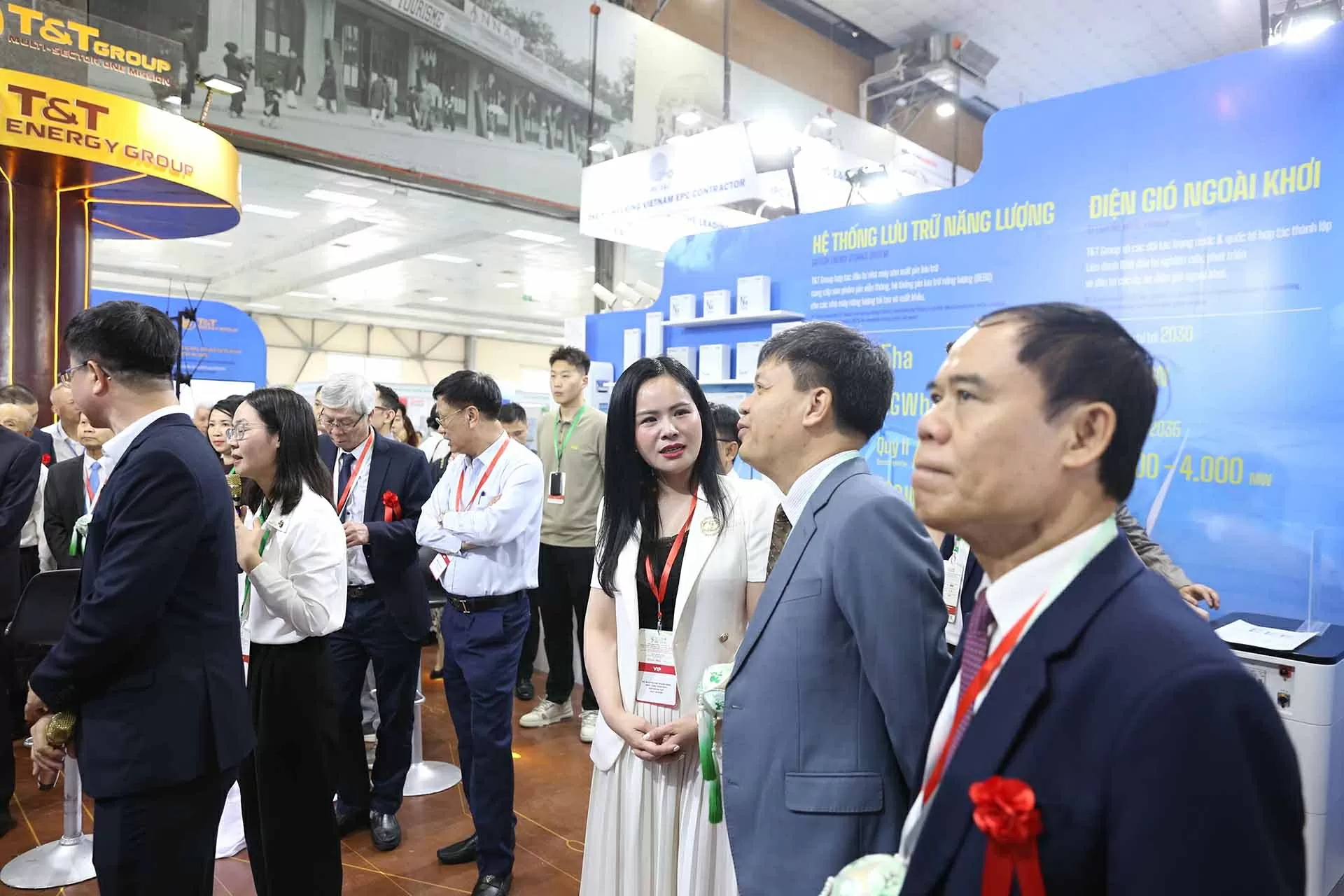 Ông Tạ Đình Thi, Phó Chủ nhiệm Ủy ban Khoa học, Công nghệ và Môi trường của Quốc hội (thứ hai từ phải sang) cùng Lãnh đạo các Bộ/Ngành Việt Nam và Trung Quốc tham quan gian hàng của T&T Group