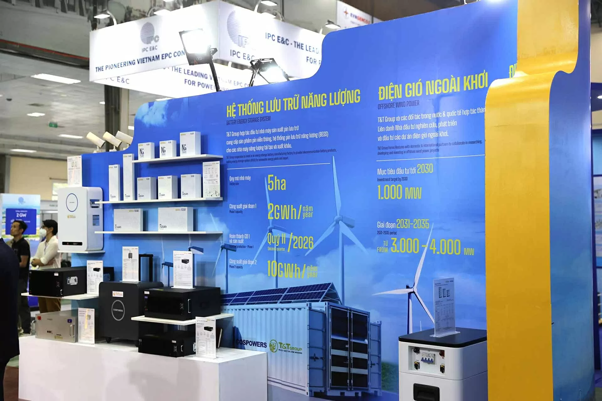Gian hàng của T&T Group trưng bày mô hình sản phẩm pin lưu trữ năng lượng mới với tế bào pin ứng dụng công nghệ hiện đại, đáp ứng nhu cầu lưu trữ năng lượng quy mô lớn. Gian hàng của T&T Group trưng bày mô hình sản phẩm pin lưu trữ năng lượng mới với tế bào pin ứng dụng công nghệ hiện đại, đáp ứng nhu cầu lưu trữ năng lượng quy mô lớn.