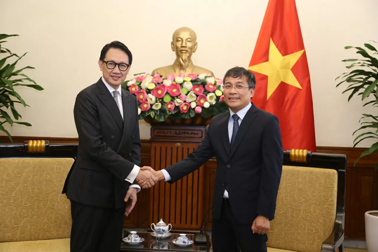 Thứ trưởng Thường trực Nguyễn Minh Vũ hoan nghênh Thứ trưởng Ngoại giao Indonesia Arif Havas Oegroseno sang thăm Việt Nam. (Ảnh: Thành Long)