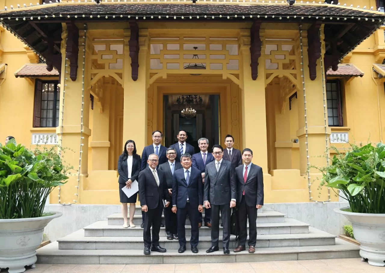 Cán Bộ Ngoại giao cùng đoàn Indonesia chụp ảnh lưu niệm. (Ảnh: Thành Long)