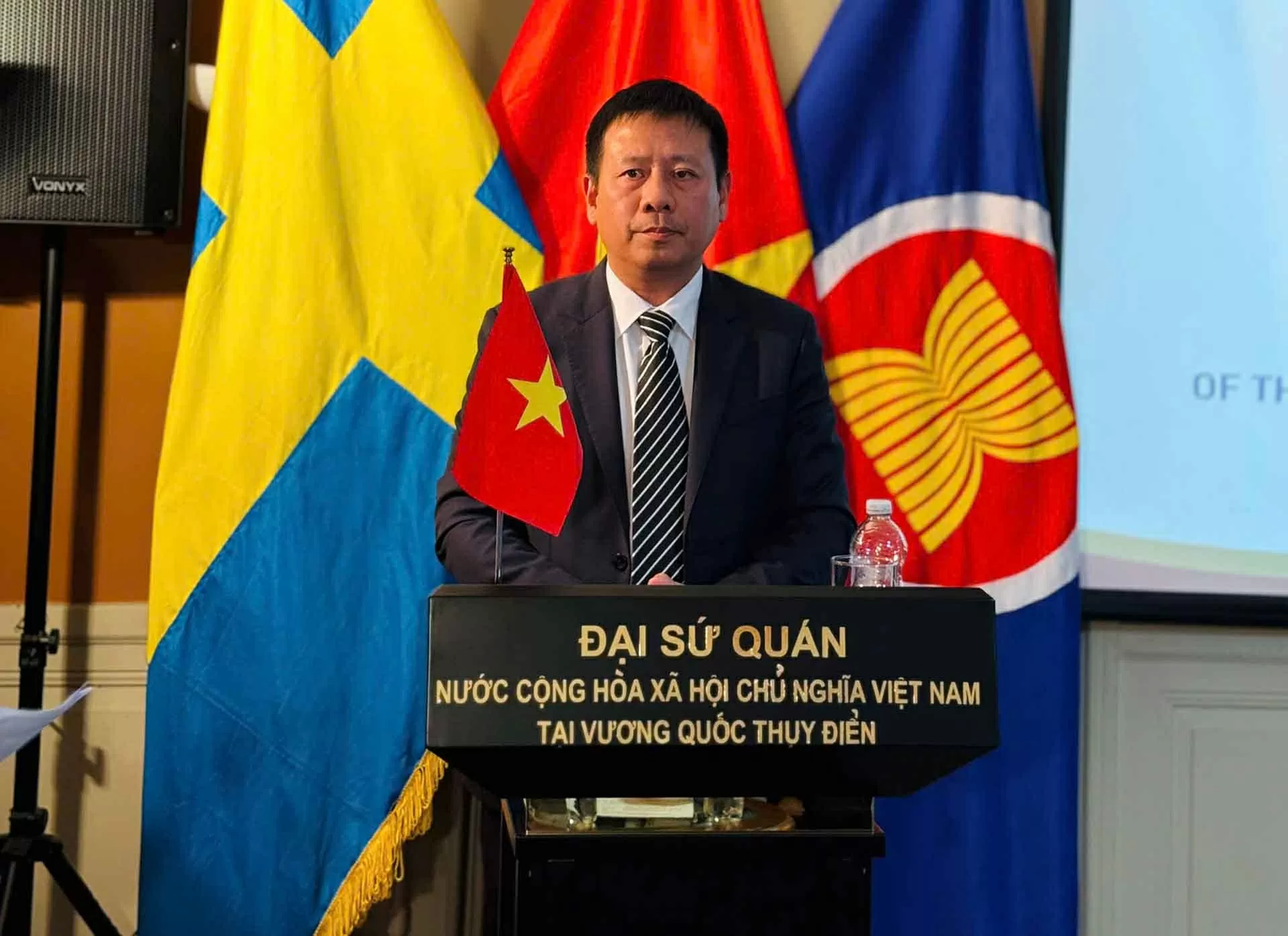 Đại sứ quán Việt Nam tại Thụy Điển tổ chức họp báo và chiếu phim kỷ niệm 50 năm Đại thắng mùa Xuân 1975 Đại sứ quán Việt Nam tại Thụy Điển tổ chức họp báo và chiếu phim kỷ niệm 50 năm Đại thắng mùa Xuân 1975