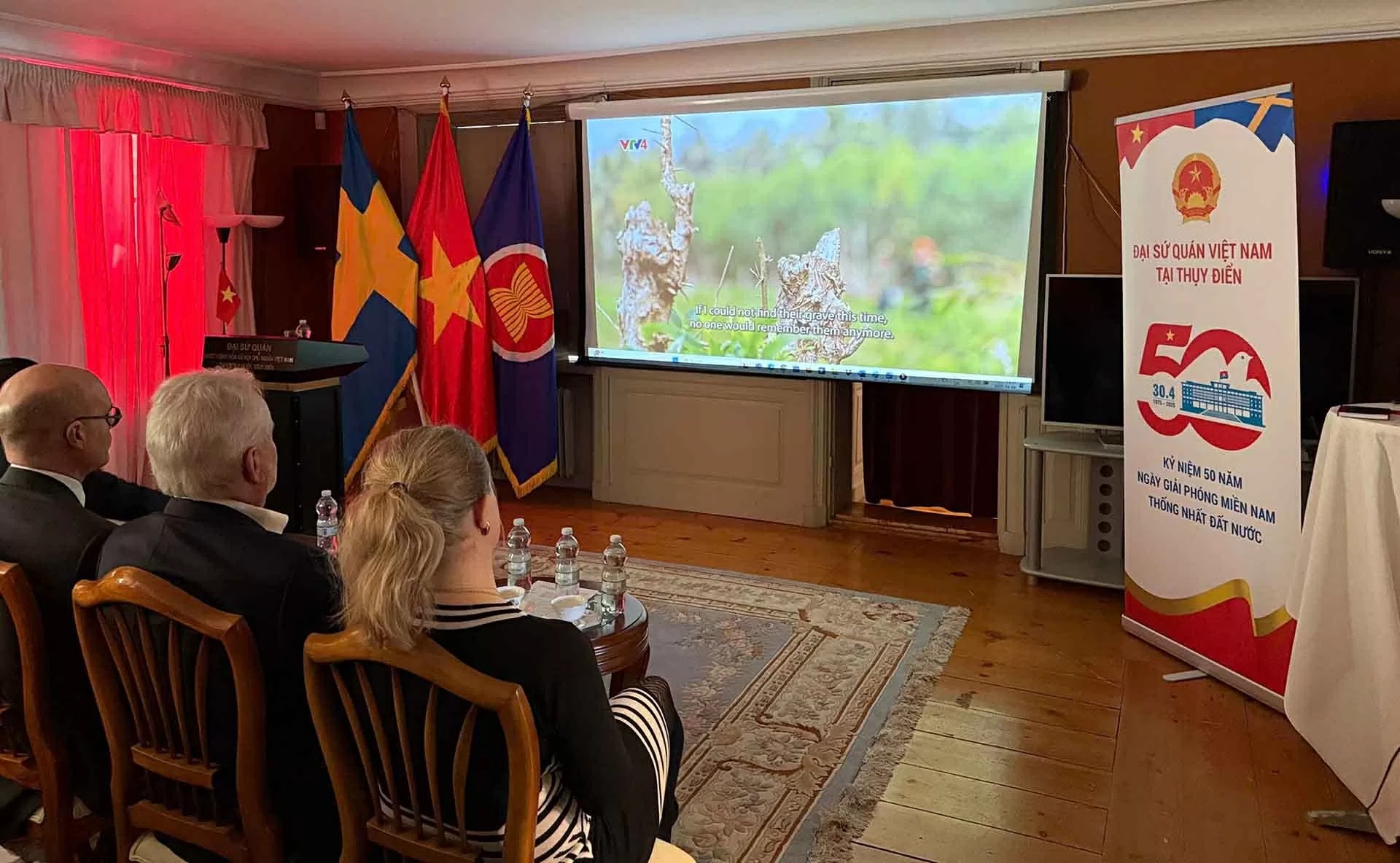 Các đại biểu xem bộ phim tài liệu “Mảnh ký ức” do Đài Truyền hình Việt Nam (VTV4) sản xuất. Các đại biểu xem bộ phim tài liệu “Mảnh ký ức” do Đài Truyền hình Việt Nam (VTV4) sản xuất.