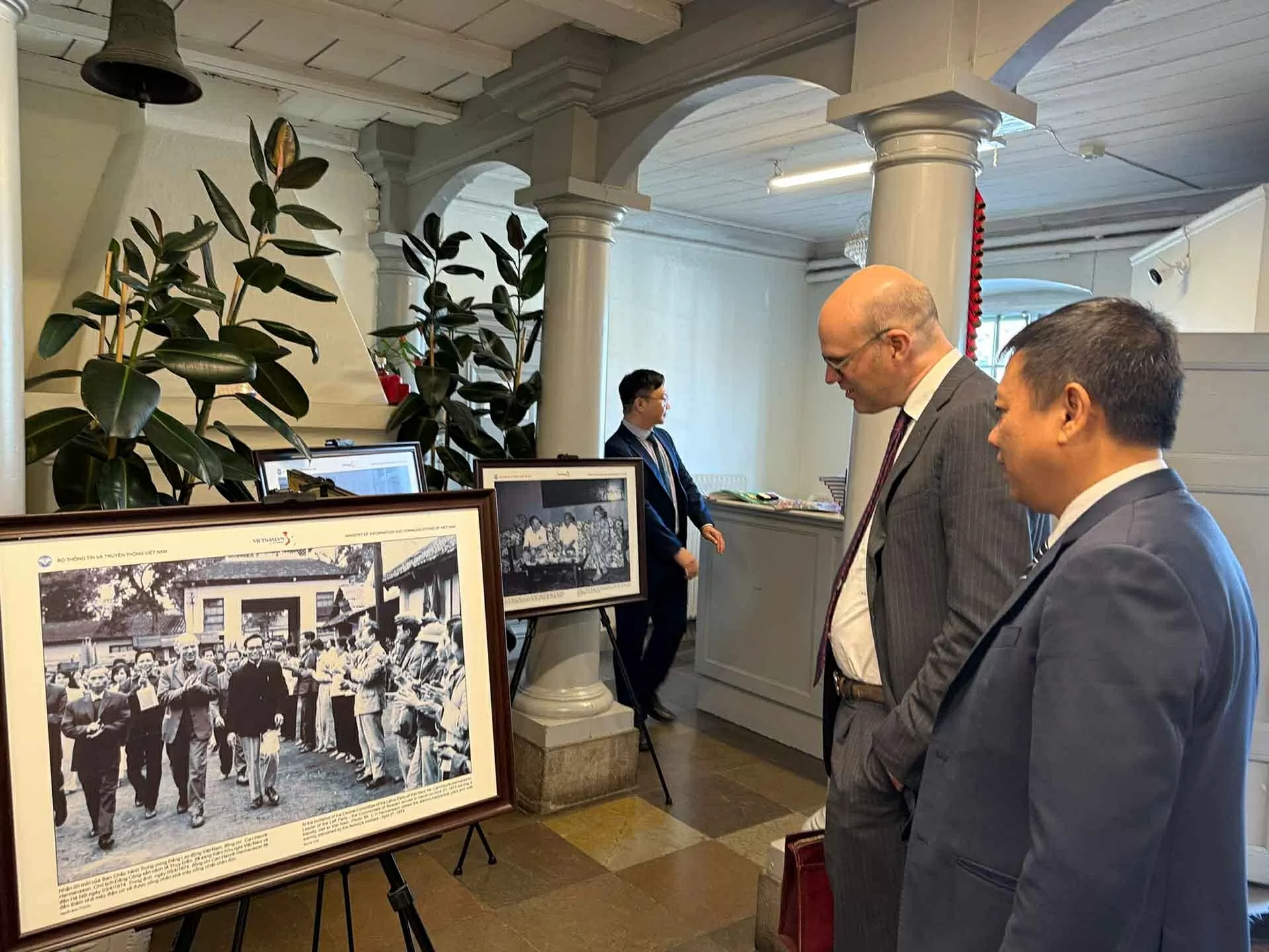 Đại sứ quán Việt Nam tại Thụy Điển tổ chức họp báo và chiếu phim kỷ niệm 50 năm Đại thắng mùa Xuân 1975 Đại sứ quán Việt Nam tại Thụy Điển tổ chức họp báo và chiếu phim kỷ niệm 50 năm Đại thắng mùa Xuân 1975